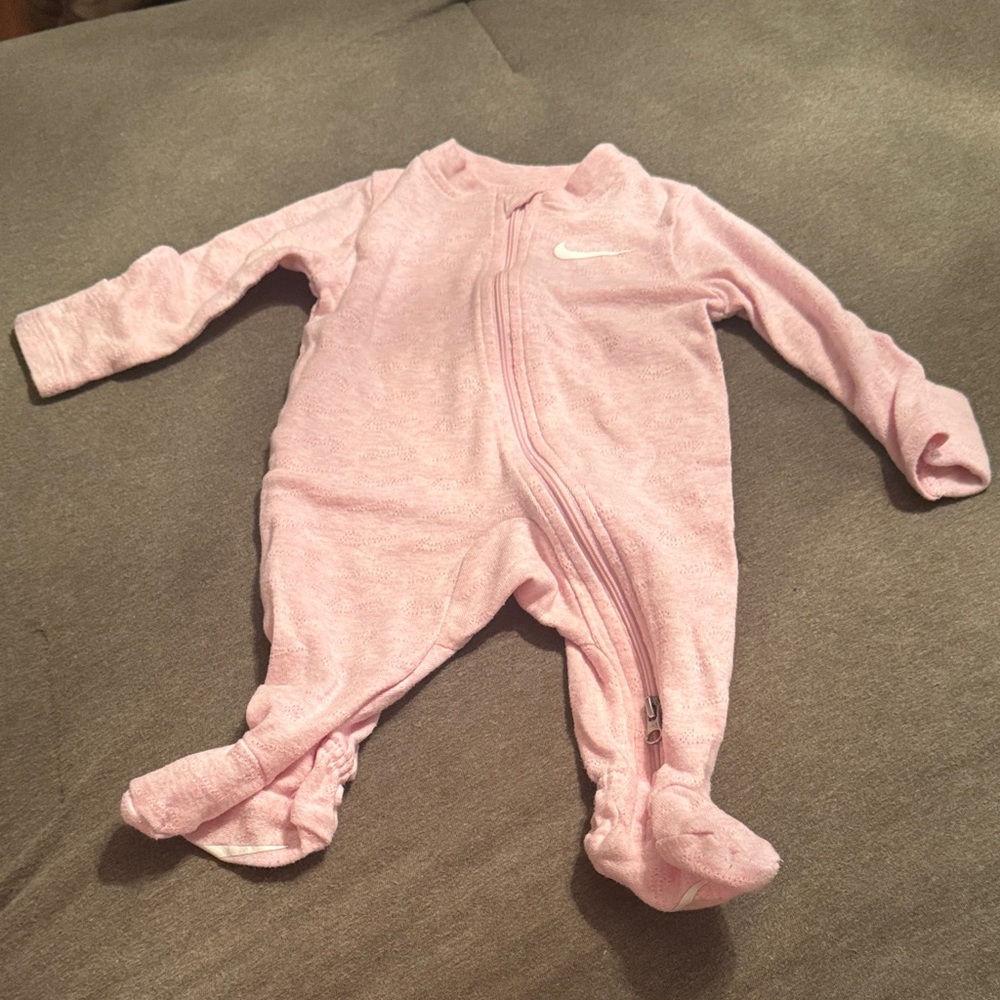 Nike onesie size 0-3 month